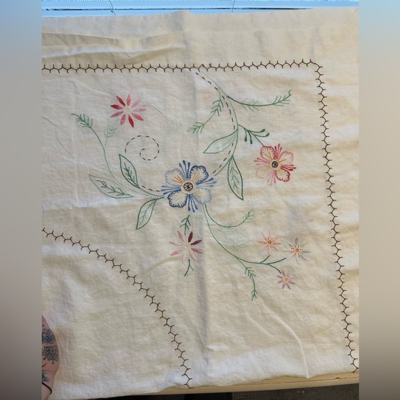 Vintage embroidered tablecloth - Picture 1 of 7